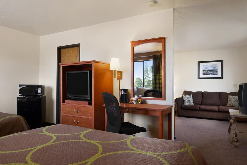 Efficiency Queen Room with Two Queen Beds - Non-Smoking